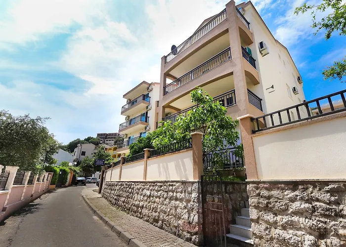 Aqua Breeze Apartments